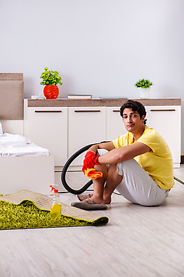 포토 JPG 해외이미지 직업 남자 가구 가사 가정 남편 노동자 바닥 아파트 주택 피곤 사람없음 일상 청결 침실 방 침대 최고 업무 씻기 청소 서비스 싱글 주부 먼지 분무기 닦기 청소부 스펀지 위생관리 진공 혼자 해외202105 해외포토 생활용품 컨셉 모션 관리 사람 건물 라이프 작업 위생 파일형식