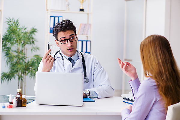 포토 JPG 해외이미지 직업 청진기 건강 병원 대화 설명 사람없음 치료 컴퓨터 약 진료 듣기 고통 시험 환자 의사 질병 확인 상담 약속 방문 온라인 보험 돌봄 해외202105 해외포토 교육 감정 의학 의료기기 모션 말하기 전자제품 의료진 파일형식