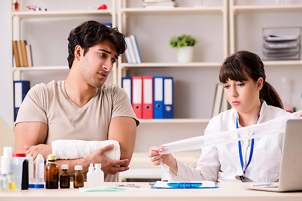 포토 JPG 해외이미지 응시 여자 남자 의학 실내 병원 들기 상반신 성인 두명 앞모습 옆모습 치료 진료 환자 의사 붕대 깁스 붕대감기 팔골절 성인만 해외202105 해외포토 시선 뷰포인트 모션 사람 내부 의료진 의료용품 감싸기 골절 파일형식