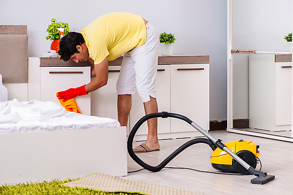 포토 JPG 해외이미지 직업 남자 가구 가사 가정 남편 노동자 바닥 아파트 주택 피곤 사람없음 일상 청결 침실 방 침대 최고 업무 씻기 쓰레기 청소 서비스 싱글 주부 먼지 분무기 닦기 청소부 스펀지 위생관리 진공 혼자 해외202105 해외포토 생활용품 컨셉 모션 관리 사람 건물 라이프 작업 위생 파일형식