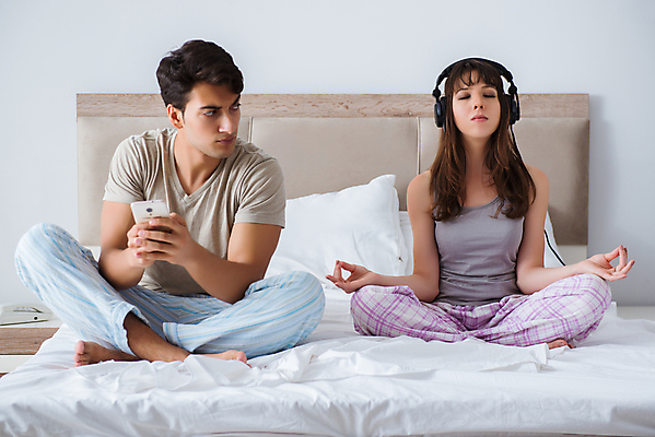 포토 JPG 해외이미지 라이프스타일 손 커플 행복 선 스포츠 포즈 신체 요가 가족 아침 남편 모바일 휴식 주택 건강 앉기 사람없음 스마트폰 핸드폰 운동 평화 화목 침실 방 침대 아내 메시지 영혼 집중 명상 위치 돌봄 문자메시지 해외202105 해외포토 주간 웰빙 감정 가구 컨셉 관계 모션 건물 생활 신체부위 전자제품 스마트기기 파일형식