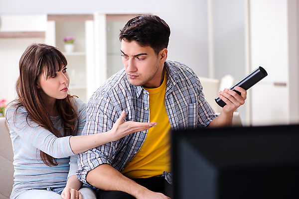 포토 JPG 해외이미지 커플 응시 스포츠 2 가족 관계 휴식 주택 함께함 실내 사람 앉기 사람없음 소파 스크린 축구 텔레비전 방 관찰 잡기 충돌 영화관 필름 손목시계 영화 싸움 쇼 문제 붕괴 멀리 리빙 동영상 위기 이혼 제어 프로그램 해외202105 해외포토 시선 시계 컨셉 의자 장신구 모션 문화예술 내부 건물 전자제품 구기 극장 파일형식