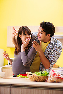 포토 JPG 해외이미지 커플 여자 행복 어린이 음식 결혼 2 채소 가족 관계 남편 주택 함께함 건강 사랑 사람없음 초록색 주방 희망 임산부 임신 샐러드 아기 아내 최고 양념 기다림 칼 준비 소금 후추 내추럴 채식주의자 비건 해외202105 해외포토 감정 컬러 컨셉 모션 사람 이벤트 건물 향신료 채식 파일형식