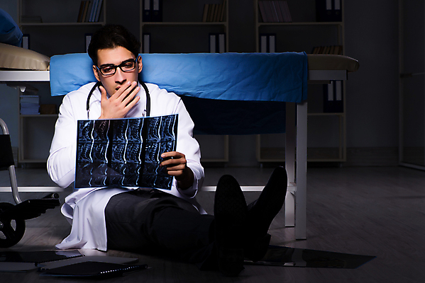 포토 JPG 해외이미지 전신 응시 남자 의학 엑스레이 실내 병원 한명 들기 앉기 성인 앞모습 어둠 의사 관찰 야근 병원침대 성인남자한명만 안경낌 해외202105 해외포토 1 시선 안경 뷰포인트 비즈니스 모션 사람 내부 의료진 침대 업무 남자한명만 성인남자만 파일형식