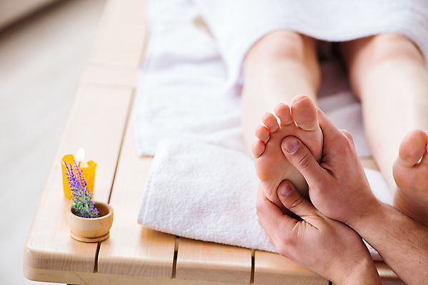 포토 JPG 해외이미지 라이프스타일 손 웰빙 여자 꽃 신체 맨발 휴식 건강 사람없음 치료 수건 약 상점 스파 터치 마사지 고급 소중 피부 피부관리 휴양지 발가락 아로마테라피 테라피 내추럴 순서 돌봄 안마사 양발 위생관리 치료사 페디큐어 해외202105 해외포토 식물 직업 컨셉 의학 모션 발 관리 사람 생활 신체부위 위생용품 뷰티 장소 파일형식