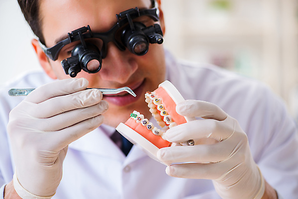 포토 JPG 해외이미지 남자 의학 실내 치과 병원 현미경 한명 들기 상반신 성인 앞모습 관찰 치과의사 치과용품 치아모형 성인남자한명만 해외202105 해외포토 1 뷰포인트 모션 실험기구 사람 내부 의사 의료용품 치아 남자한명만 성인남자만 파일형식