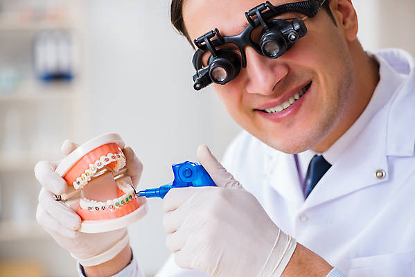 포토 JPG 해외이미지 남자 의학 실내 치과 병원 현미경 한명 미소 들기 상반신 성인 앞모습 옆모습 치과의사 치과용품 치아모형 성인남자한명만 해외202105 해외포토 1 뷰포인트 모션 표정 실험기구 사람 내부 의사 의료용품 치아 남자한명만 성인남자만 파일형식