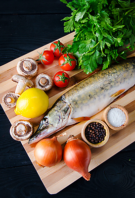 포토 JPG 해외이미지 접시 음식 바다 조각 다이어트 토마토 재료 탁자 양파 낚시 파슬리 건강 육류 어류 요리 사람없음 목재 빨간색 주방 식당 식사 저녁식사 신선 칼 맛 자르기 지중해 먹기 레몬 허브 해산물 준비 날것 소금 후추 로즈메리 점심식사 생식 송어 맛있는 해외202105 해외포토 나무 식물 식기 컬러 가구 컨셉 채소 과일 식재료 모션 레저 상점 수중동물 향신료 파일형식