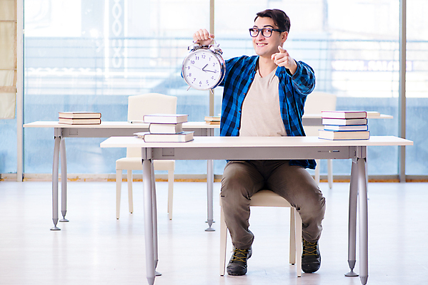 포토 JPG 해외이미지 학생 교육 행복 시계 졸업 학교 수업 사람없음 10대 책 학습 스터디 독서 쌓기 시험 가리킴 시간 도서관 교과서 준비 대학교 공포 재촉 지연 경영 마감 시험공부 많음 연습생 실종 해외202105 해외포토 감정 컨셉 비즈니스 모션 청소년 교재 손짓 사건 연습 파일형식