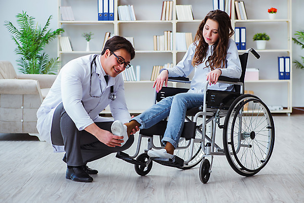 포토 JPG 해외이미지 의자 뼈 건강 병원 사람없음 치료 환자 의사 바퀴 수술 장애인 사건 척추 휠체어 방문 테라피 장애 순서 골절 깨짐 돌봄 물리치료 물리치료사 정형외과 지원 치유 해외202105 해외포토 가구 컨셉 의학 모션 뷰티 의료진 치료사 파일형식