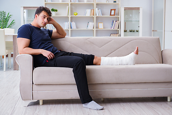 포토 JPG 해외이미지 휴가 노동자 뼈 스트레스 주택 건강 사람없음 치료 소파 고통 환자 작업 도움 비즈니스맨 수술 좌절 장애인 사건 붕대 외과 장애 순서 골절 깨짐 돌봄 떠남 양발 우울증 정형외과 치유 해외202105 해외포토 직업 남자 감정 컨셉 의자 비즈니스 의학 모션 병원 건물 직장인 질병 파일형식