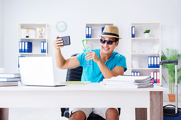 포토 JPG 해외이미지 행복 음료 여행 가방 비즈니스 휴가 설계 항해 사람없음 노트북 스마트폰 핸드폰 컴퓨터 선글라스 사무실 달리기 여행객 여행가방 공책 짐 마시기 칵테일 비즈니스맨 떨어짐 탈출 모험가 준비 예약 원정 파나마 해외202105 해외포토 잡화 남자 감정 안경 컨셉 배_교통 모션 문구용품 주류 사람 전자제품 스마트기기 직장인 남아메리카 파일형식