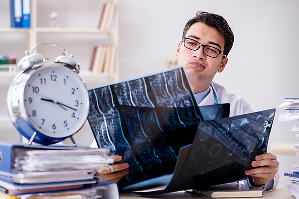 포토 JPG 해외이미지 응시 남자 의학 엑스레이 실내 병원 한명 들기 상반신 성인 앞모습 의사 관찰 검사_조사 탁상시계 성인남자한명만 안경낌 해외202105 해외포토 1 시선 안경 뷰포인트 시계 모션 사람 내부 의료진 남자한명만 성인남자만 파일형식