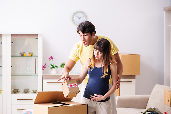 포토 JPG 해외이미지 커플 여자 행복 어린이 포장 가족 관계 모션 남편 새로움 아파트 주택 함께함 경고 사람없음 상자 라벨 쌓기 임신 화물 아기 아내 기다림 배송 서비스 사인 패키지 짐싸기 판지 꺼내기 취급주의 해외202105 해외포토 감정 컨셉 프레임 사람 건물 운송업 파일형식