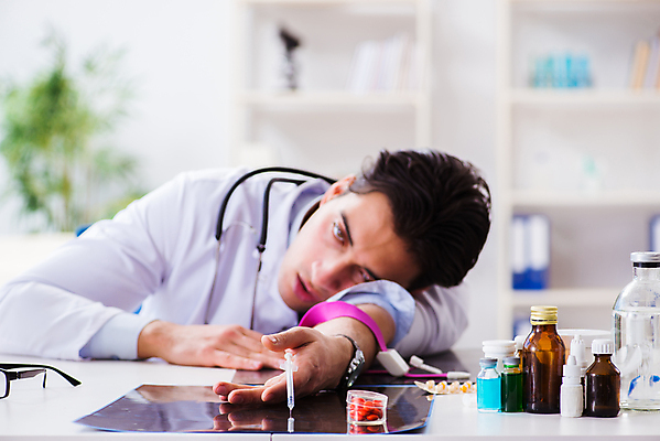 포토 JPG 해외이미지 선 노동자 스트레스 건강 병원 피곤 주사기 사람없음 사무실 약 의사 시간 잠 업무 바늘 질병 만취 아래 코 안심 문제 주사약 외과 야근 중독 마약 해로움 남용 중독자 헤로인 해외202105 해외포토 직업 컨셉 비즈니스 의학 의료기기 육류 신체부위 의료진 도구 작업 방향 위치 술취함 파일형식