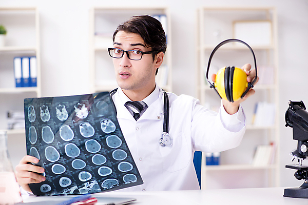 포토 JPG 해외이미지 응시 남자 의학 엑스레이 실내 병원 한명 들기 상반신 성인 앞모습 헤드셋 의사 주기 성인남자한명만 안경낌 해외202105 해외포토 1 시선 안경 뷰포인트 음향기기 모션 사람 내부 헤드폰 의료진 남자한명만 성인남자만 파일형식