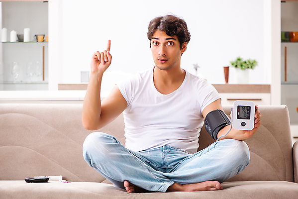 포토 JPG 해외이미지 손 남자 행복 스트레스 주택 건강 경고 앉기 사람없음 치료 소파 약 진료 공구 하트 심장 최고 혈액 맥박 측정 예방 감시 보여주기 계량기 보험 게이지 돌봄 압력 해외202105 해외포토 모양 감정 의자 의학 모션 사람 건물 신체부위 도구 장기_의학 파일형식