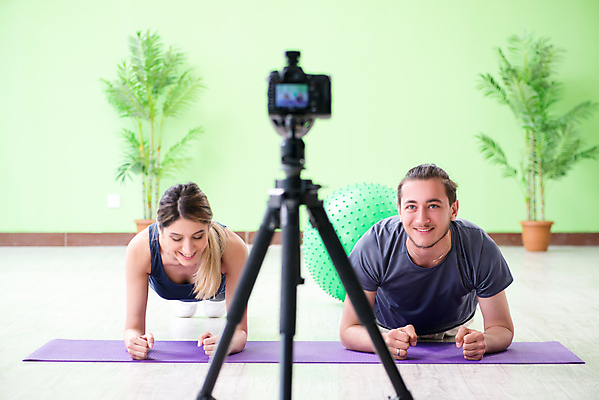 포토 JPG 해외이미지 라이프스타일 커플 스포츠 운동화 2 인터넷 신체 주택 건강 사람없음 운동 카메라 촬영 강사 스트레칭 매트 도움 네트워크 널 연습 클럽 체육관 에어로빅 동영상 블로거 소셜 팔꿈치 해외202105 해외포토 직업 신발 컨셉 관계 건물 생활 신체부위 전자제품 춤 팔 파일형식