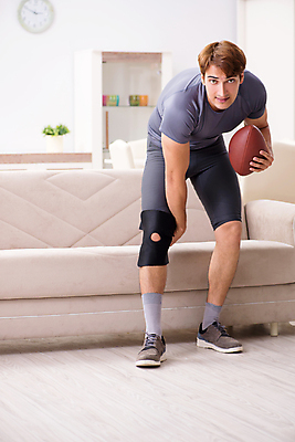 포토 JPG 해외이미지 스포츠 공 놀이 주택 건강 사람없음 치료 럭비 축구 손상 고통 긴급 도움 던지기 붕대 무릎 고정 찢어짐 외과 테라피 보험 골절 돌봄 부담 석고 양발 재활 지원 치유 플레이어 해외202105 해외포토 감정 컨셉 의학 모션 병원 건물 신체부위 뷰티 구기 파일형식