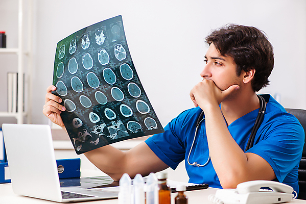 포토 JPG 해외이미지 응시 남자 의학 엑스레이 실내 병원 한명 들기 상반신 성인 옆모습 노트북 턱괴기 의사 집중 성인남자한명만 해외202105 해외포토 1 시선 뷰포인트 컨셉 모션 사람 내부 전자제품 의료진 남자한명만 성인남자만 파일형식