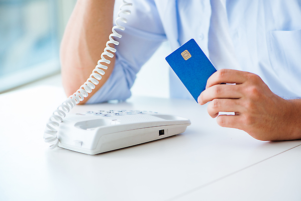 포토 JPG 해외이미지 손 크리스마스 돈 인터넷 비즈니스 모바일 주택 선물 사람없음 금융 스마트폰 쇼핑 컴퓨터 세일 상점 잡기 비즈니스맨 신용카드 시장 구매 플라스틱 전화기 고객 상업 전자 결제 텔레마케팅 질서 나눔 소매 온라인 전자상거래 해외202105 해외포토 기념일 남자 모션 재질 건물 신체부위 경제 전자제품 핸드폰 스마트기기 예절 직장인 재산 서비스업 파일형식