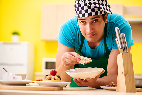 포토 JPG 해외이미지 응시 남자 디저트 실내 한명 들기 상반신 성인 앞모습 제빵 요리중 제빵사 성인남자한명만 해외202105 해외포토 직업 1 시선 음식 뷰포인트 모션 사람 내부 제과제빵 남자한명만 성인남자만 파일형식