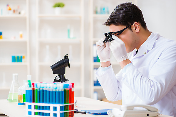 포토 JPG 해외이미지 학생 응시 안경 과학 유리 건강 현미경 실험 사람없음 약 의사 업무 액체 실험실 바이러스 확대 생명공학 연구원 과학자 플라스크 분석 생물학 비커 미생물 유리그릇 튜브 박테리아 발견 조제 화학물질 화학자 해외202105 해외포토 직업 그릇 시선 잡화 교육 컨셉 의학 재질 생물 실험기구 의료진 작업 화학 만들기 학자 파일형식