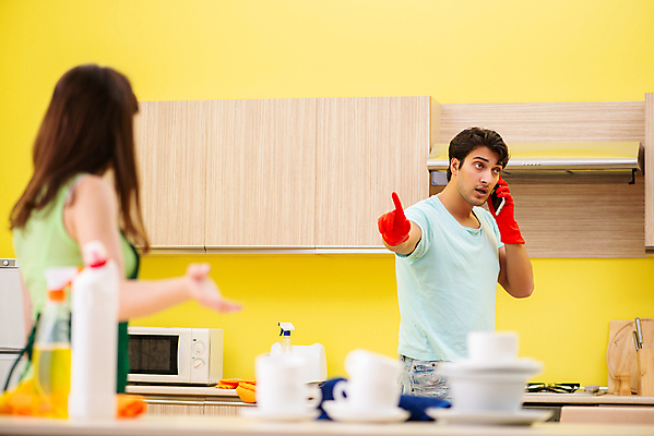 포토 JPG 해외이미지 직업 1 그릇 장갑 가사 가정 관계 탁자 남편 모바일 노동자 주택 말하기 대화 사람없음 일상 스마트폰 핸드폰 주방 청결 방 아내 최고 업무 작업 도움 씻기 청소 서비스 주부 먼지 분무기 닦기 청소부 스펀지 분 위생관리 해외202105 해외포토 식기 잡화 가구 컨셉 모션 관리 건물 라이프 전자제품 스마트기기 위생 파일형식