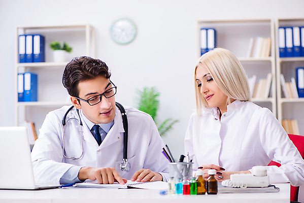 포토 JPG 해외이미지 직업 학생 청진기 건강 병원 실험 설명 사람없음 치료 학습 컴퓨터 약 환자 의사 실험실 토론 연습 동료 컨설턴트 상담 보여주기 온라인 말다툼 돌봄 인턴 치료사 연습생 해외202105 해외포토 교육 비즈니스 의학 관계 의료기기 모션 전자제품 의료진 전문직 싸움 파일형식