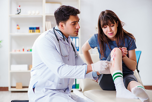 포토 JPG 해외이미지 전신 여자 남자 의학 실내 병원 앉기 상반신 성인 두명 앞모습 옆모습 치료 진료 고통 환자 의사 상처 성인만 해외202105 해외포토 감정 뷰포인트 모션 사람 내부 의료진 파일형식