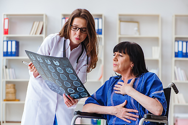 포토 JPG 해외이미지 의자 엑스레이 건강 병원 사람없음 약 고통 시험 환자 의사 바퀴 결과 질병 확인 휠체어 상담 약속 방문 보험 돌봄 옛날 규칙적 해외202105 해외포토 교육 감정 가구 컨셉 의학 모션 의료진 파일형식