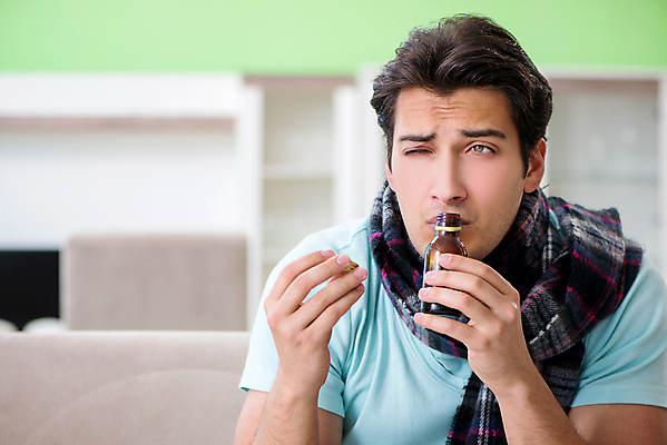 포토 JPG 해외이미지 휴가 주택 건강 피곤 사람없음 치료 소파 약 목도리 고통 추위 환자 마시기 열 조직 바이러스 질병 불기 코 냄새 감염 손수건 시럽 문제 알레르기 기침 돌봄 떠남 인플루엔자 재채기 증상 치료제 해로움 항생제 해외202105 해외포토 잡화 감정 컨셉 의자 의학 모션 건물 신체부위 파일형식