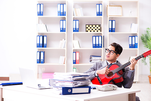 포토 JPG 해외이미지 직업 라이프스타일 남자 행복 음악 비즈니스 노래 사업가 놀이 휴가 노동자 직장 취미 사람없음 노트북 학습 컴퓨터 사무실 파티 쌓기 음악가 가수 기구 기타 업무 비즈니스맨 흥분 경영자 기타리스트 온라인 노래방 점심식사 경영 단절 떠남 뮤지컬 해외202105 해외포토 교육 감정 회사 모션 현악기 문화예술 사람 이벤트 생활 전자제품 식사 연주자 작업 직장인 리더 파일형식