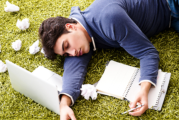 포토 JPG 해외이미지 학생 교육 인터넷 비즈니스 거리 바닥 아파트 주택 아이디어 피곤 사람없음 노트북 학습 컴퓨터 카펫 기록 잠 작업 비즈니스맨 검색 시작 낮잠 바쁨 온라인 거짓말 프로젝트 프리랜서 해외202105 해외포토 직업 남자 컨셉 건물 전자제품 직장인 파일형식