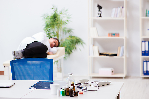 포토 JPG 해외이미지 직업 이동 유니폼 휴식 스트레스 건강 병원 피곤 사람없음 치료 약 쌓기 의사 잠 업무 좌절 야간 아래 낮잠 외과 야근 보험 조제 돌봄 약사 인턴 치료사 연습생 해외202105 해외포토 자연요소 옷 감정 컨셉 비즈니스 의학 모션 의료진 작업 방향 연습 만들기 위치 파일형식