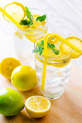 포토 JPG 해외이미지 음료 조각 백그라운드 잎 과일 재료 유리 탁자 귤 주류 건강 사람없음 초록색 물 파티 식당 얼음 주스 추위 흰색 알코올 신선 칵테일 바 고명 달콤 시원함 설탕 레몬 레모네이드 민트 허브 상쾌 라임 밀짚 고립 모히토 보드카 소다 이국적 스피아민트 해외202105 해외포토 자연요소 식물 감정 컬러 가구 재질 이벤트 상점 맛 짚 에이드 파일형식