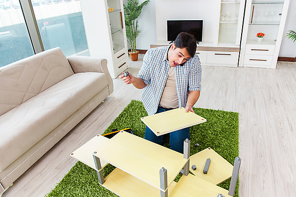 포토 JPG 해외이미지 산업 가구 모션 모바일 노동자 새로움 책장 선반 아파트 주택 말하기 대화 사람없음 목재 스마트폰 핸드폰 기구 공구 나사 업무 수리 캐비닛 목수 목공예 고정 DIY 유지 국회 조립 깨짐 설치 업그레이드 잠금해제 재주꾼 해외202105 해외포토 나무 직업 생활용품 컨셉 재료 취미 건물 전자제품 스마트기기 도구 작업 공예 사물함 파일형식