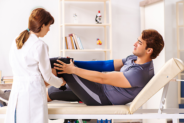 포토 JPG 해외이미지 전신 여자 남자 의학 실내 병원 앉기 상반신 성인 두명 옆모습 뒷모습 고통 환자 의사 잡기 찡그림 무릎보호대 물리치료 물리치료사 재활 성인만 해외202105 해외포토 감정 뷰포인트 모션 표정 사람 내부 치료 의료진 치료사 파일형식