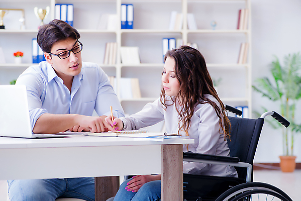 포토 JPG 해외이미지 학생 교육 교실 학교 설명 앉기 소년 사람없음 노트북 학습 스터디 컴퓨터 독서 강사 교사 시험 기록 질병 장애인 책상 휠체어 교과서 준비 대학교 기회 온라인 장애 가정교사 지원 치유 해외202105 해외포토 직업 남자 어린이 가구 의학 모션 교재 전자제품 파일형식