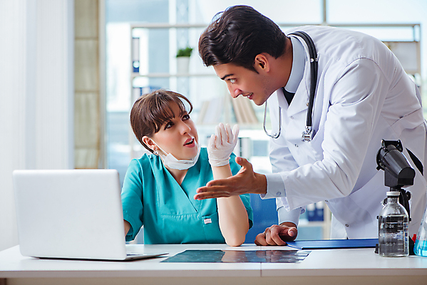 포토 JPG 해외이미지 학생 엑스레이 건강 병원 사람 사람없음 치료 노트북 컴퓨터 약 의사 분노 좌절 보여주기 암 실수 온라인 말다툼 방사선 스캐너 오류 인턴 잘못 해외202105 해외포토 감정 컨셉 비즈니스 의학 모션 전자제품 의료진 질병 싸움 파일형식