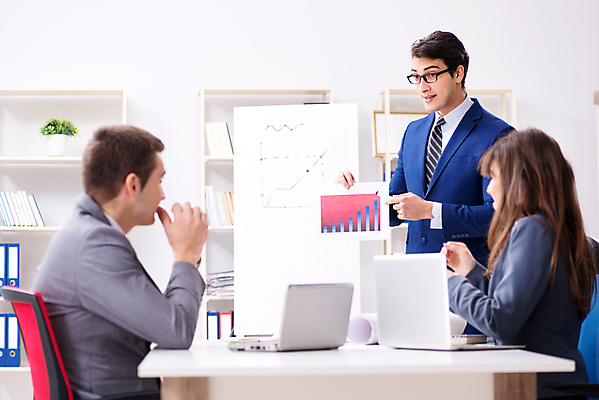 포토 JPG 해외이미지 직업 남자 행복 선 회사 비즈니스 회의 그래프 설계 노동자 설명 서기 사람 사람없음 사무실 판매 가리킴 업무 작업 바 비즈니스맨 발표 그룹 토론 강의 종업원 동료 회의실 직원 경영자 화이트보드 경영 세미나 프로젝트 브레인스토밍 해외202105 해외포토 감정 컨셉 관계 모션 손짓 직장인 리더 파일형식