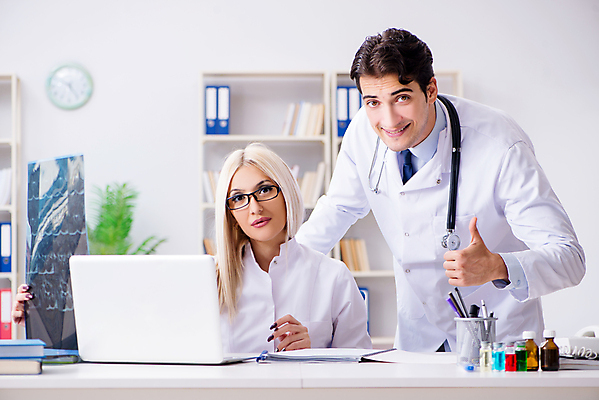 포토 JPG 해외이미지 행복 청진기 엑스레이 건강 병원 실험 사람없음 치료 학습 컴퓨터 약 환자 의사 엄지손가락 연습 분석 동료 컨설턴트 상담 흥분 온라인 돌봄 인턴 치료사 연습생 해외202105 해외포토 직업 교육 감정 컨셉 비즈니스 손가락 의학 관계 의료기기 모션 전자제품 의료진 전문직 파일형식