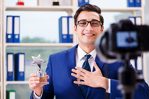 포토 JPG 해외이미지 직업 스포츠 인터넷 비즈니스 미소 사람 컵 노트북 컴퓨터 카메라 스크린 촬영 공책 웹 경쟁 흐름 축하 우승 작업 비즈니스맨 네트워크 종업원 상패 트로피 책상 면접 방송 온라인 동영상 전자상거래 블로거 블로그 소셜 승자 챔피언 필승 해외202105 해외포토 식기 남자 가구 컨셉 문구용품 표정 전자제품 최고 직장인 상_우승 파일형식