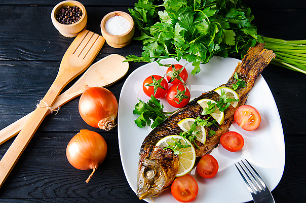 포토 JPG 해외이미지 접시 음식 토마토 채소 탁자 건강 육류 어류 스테이크 요리 사람없음 식당 식사 저녁식사 튀김 신선 황금 칼 맛 그릴 상추 굽기 먹기 레몬 허브 해산물 준비 점심식사 빵가루 송어 해로움 맛있는 해외202105 해외포토 식물 식기 가구 컨셉 과일 식재료 모션 주방용품 서양음식 상점 수중동물 구이 파일형식