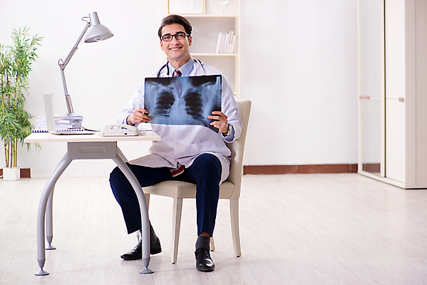 포토 JPG 해외이미지 전신 남자 의학 엑스레이 실내 병원 한명 들기 앉기 성인 앞모습 의사 스탠드 책상 갈비뼈 성인남자한명만 안경낌 해외202105 해외포토 1 안경 뷰포인트 가구 모션 조명 뼈 사람 내부 의료진 남자한명만 성인남자만 파일형식