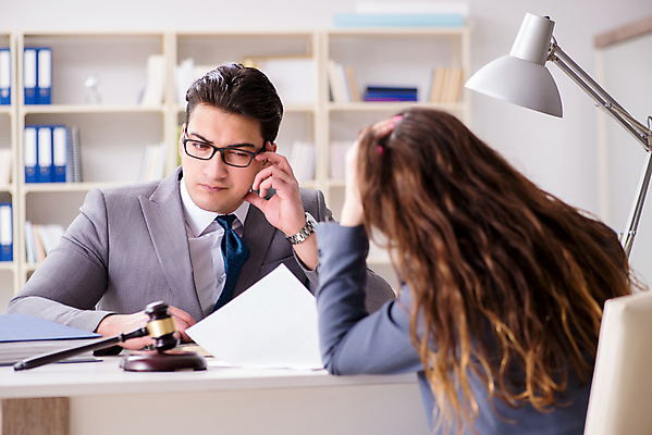 포토 JPG 해외이미지 종이 비즈니스 협상 설명 사람없음 사무실 거래 비즈니스맨 비즈니스우먼 상담원 망치 고객 계약 컨설턴트 상담 법 의사봉 재판 법관 공정 판결 변호사 법정 불평 이혼 조언 주장 해외202105 카운슬러 해외포토 직업 여자 남자 모션 공구 직장인 사무원 전문직 법률가 파일형식