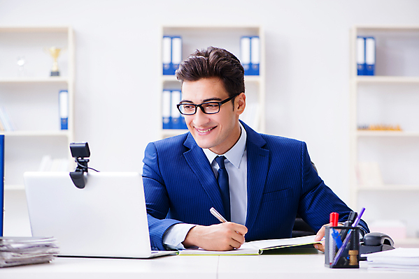 포토 JPG 해외이미지 직업 행복 인터넷 회사 비즈니스 사업가 통신 회의 노동자 직장 사람없음 금융 노트북 컴퓨터 사무실 카메라 웹 기록 업무 작업 비즈니스맨 대표 종업원 경영자 바쁨 온라인 동영상 주인 경영 채팅 회계사 가상 웨비나 해외202105 해외포토 남자 감정 경제 전자제품 직장인 리더 세미나 파일형식 언택트