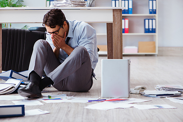 포토 JPG 해외이미지 비즈니스 노동자 바닥 스트레스 앉기 사람없음 컴퓨터 사무실 견과류 업무 작업 비즈니스맨 뉴스 좌절 보고서 경영자 바쁨 폴더 업무과다 바인더 야근 빈털터리 파산 마감 세금 위기 혼란 회계사 실종 해외202105 해외포토 직업 남자 감정 컨셉 모션 금융 전자제품 사무용품 직장인 사건 리더 파일 파일형식