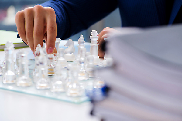 포토 JPG 해외이미지 남자 조각 컨셉 생각 비즈니스 놀이 성공 설계 경기 사람없음 컴퓨터 사무실 경쟁 도전 게임 흰색 우승 비즈니스맨 체스말 체스 계획 위험 대표 왕 충돌 스마트 싸움 체스판 조심 전략 장군 경영 승자 작전 지능 플레이어 필승 해외202105 해외포토 직업 스포츠 컬러 모션 사람 전자제품 최고 말_게임 직장인 파일형식