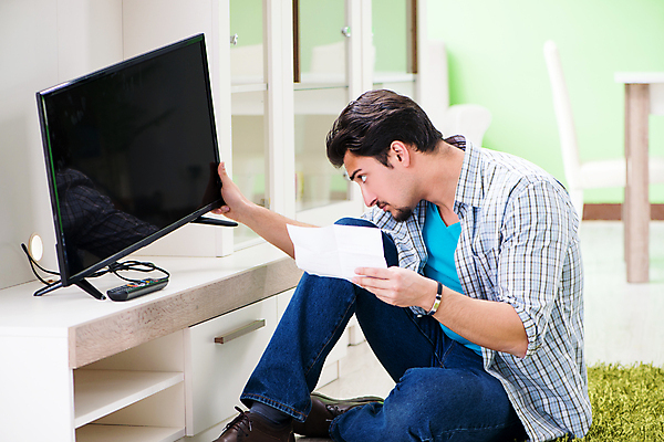 포토 JPG 해외이미지 가이드 남편 노동자 주택 설명 사람없음 독서 디지털 스크린 모니터 텔레비전 최고 업무 작업 퍼즐 기술자 수리 연결 확인 서비스 신호 전자 방송 고정 문제 멀리 정비공 DIY 유지 깨짐 설치 아마추어 재주꾼 조작 지원 채널 하드웨어 해외202105 해외포토 직업 컨셉 모션 취미 건물 전자제품 컴퓨터 파일형식